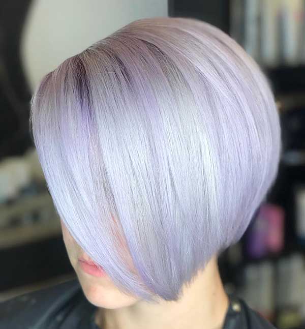 Kurzes graues Haar mit lavendelfarbenen Highlights