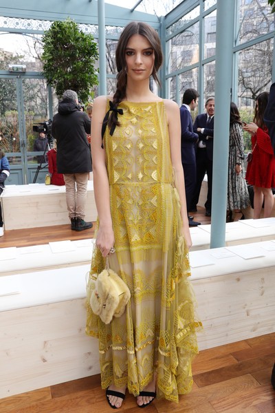 Emily Ratajkowski war während der Modenschau des Labels ein Boho-Babe in einem bestickten gelben Maxikleid von Valentino.