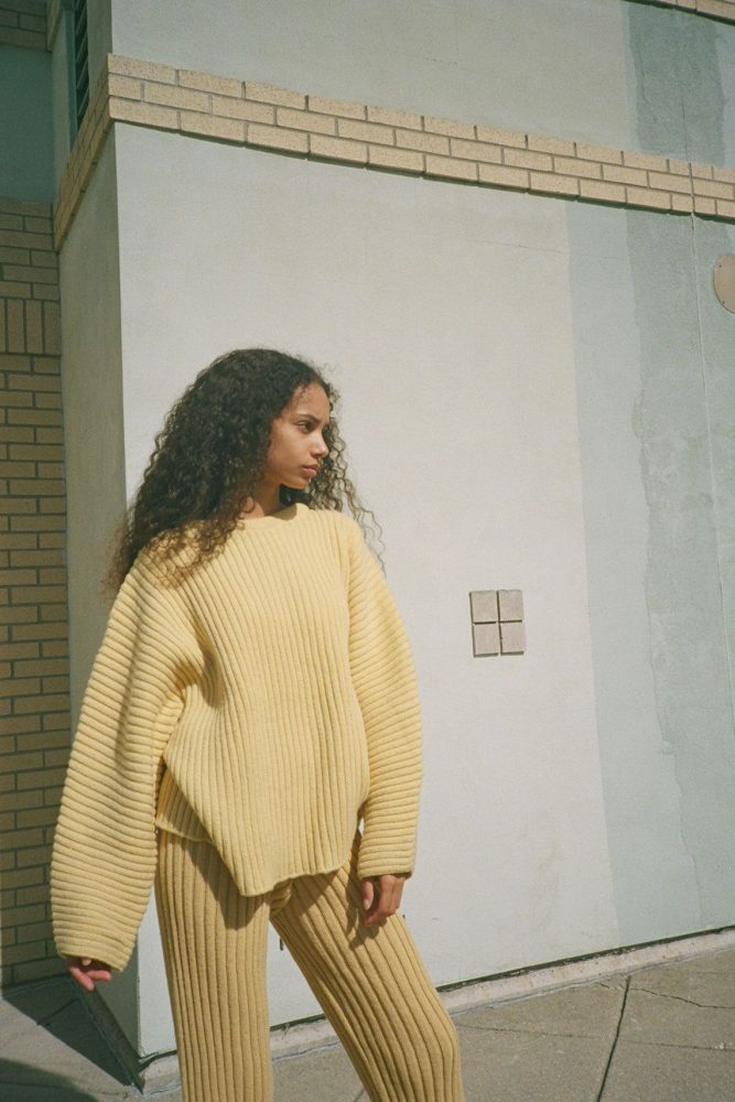 Was Sie zu einem gelben Pullover tragen sollten – einfach frisch für Ihren Look