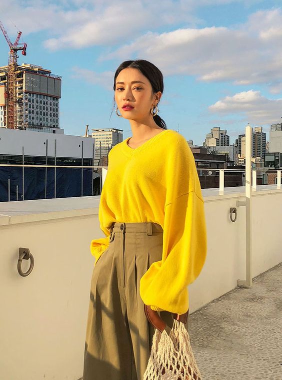 Was Sie zu einem gelben Pullover tragen sollten – einfach frisch für Ihren Look