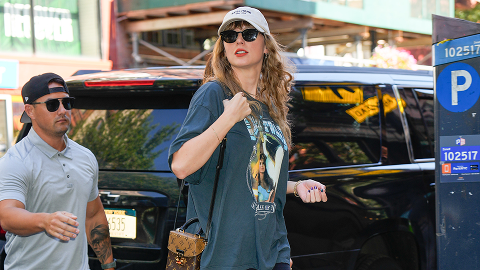 Taylor Swift trägt New Balance Sneakers im Aufnahmestudio in NYC