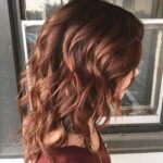 Lockige bronzefarbene Haarfarbe