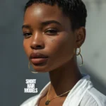 Kurzer, sich verjüngender Haarschnitt für schwarze Frauen