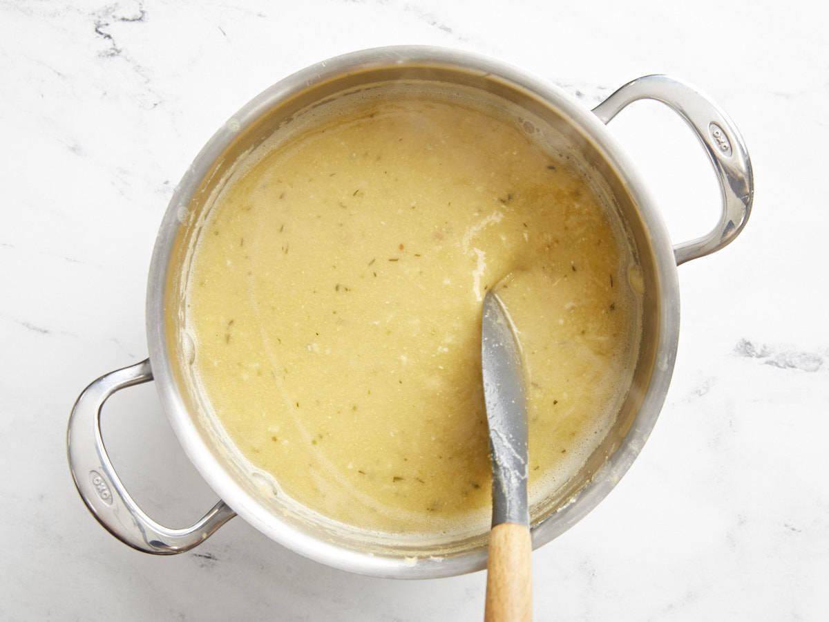 Fertige Suppe im Topf umrühren.