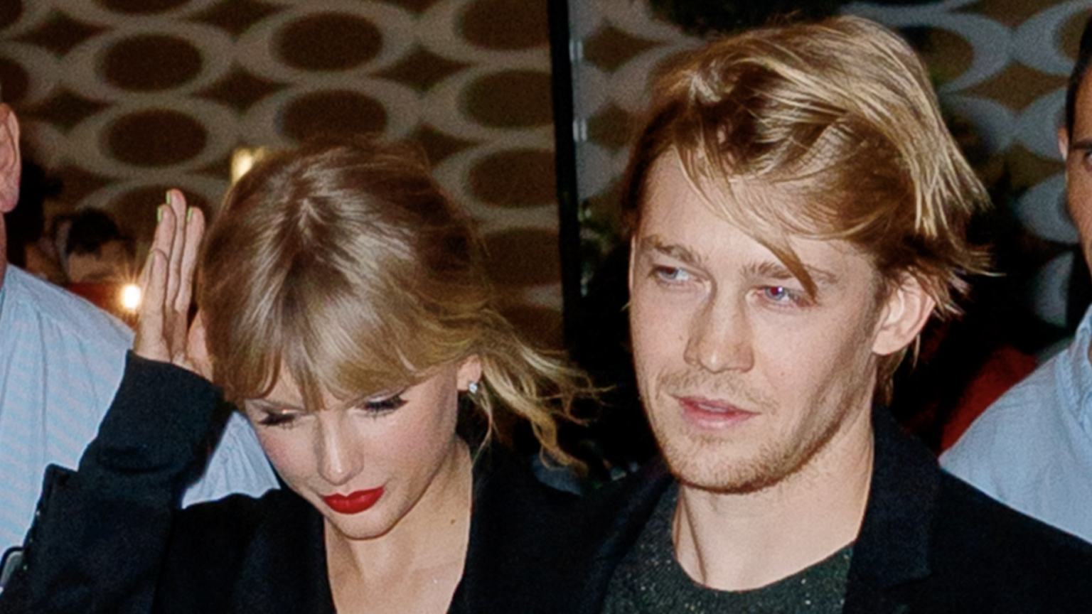 Taylor Swift verrät, dass sie während ihrer Beziehung mit Joe Alwyn „einsam“ war – StyleCaster