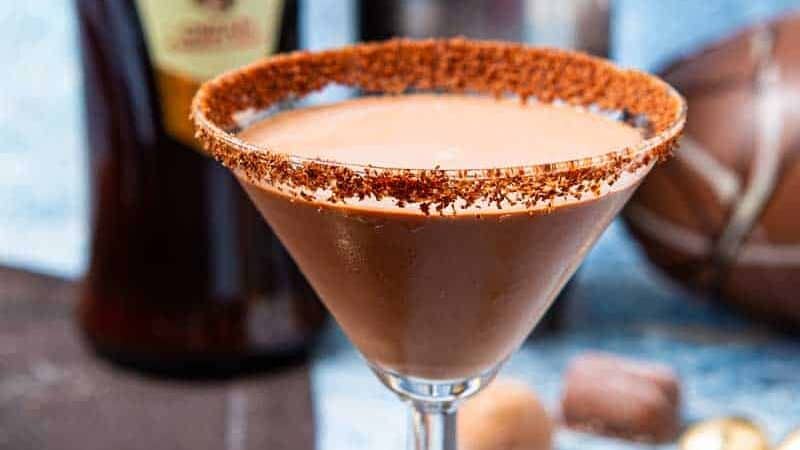 Martiniglas mit Schokoladenzucker und flüssiger Amarula im Inneren