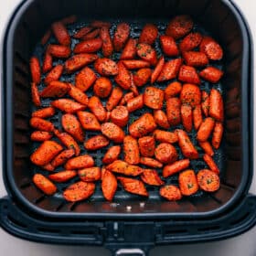 Heißluftfritteusen-Karotten frisch aus der Heißluftfritteuse.