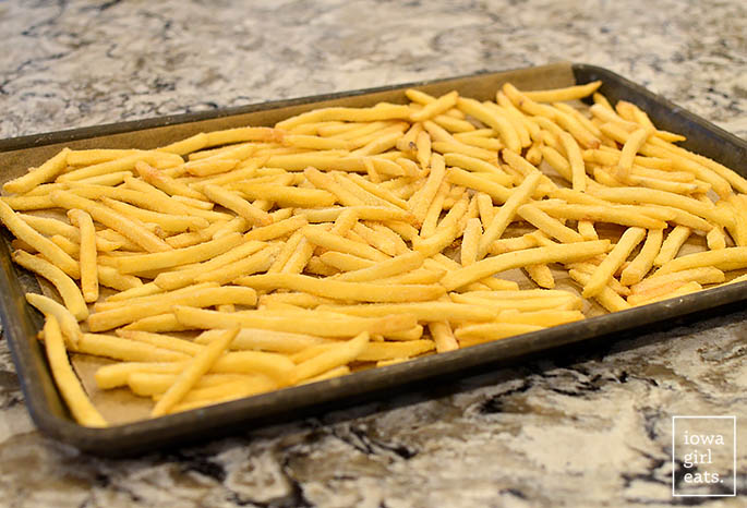 gefrorene Pommes frites auf einem Backblech