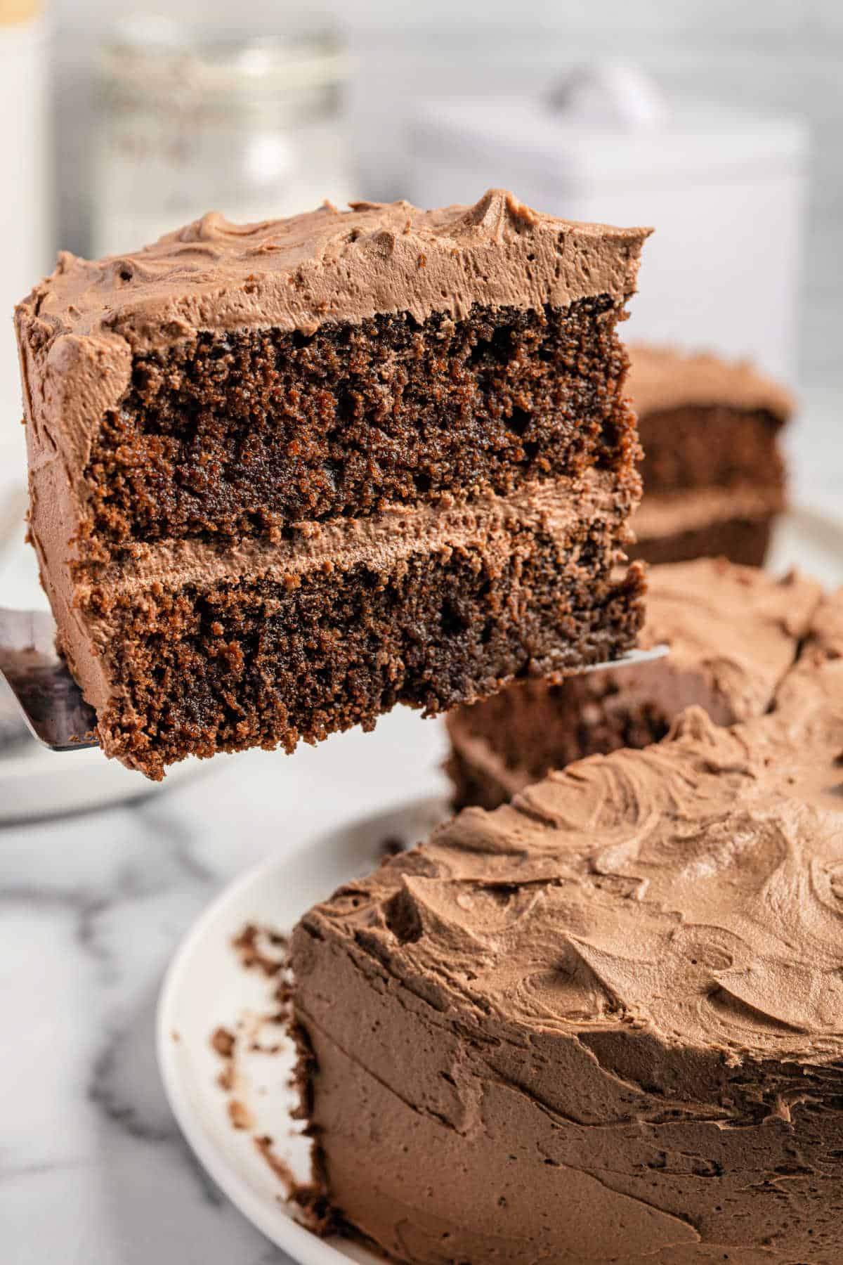 Ein Stück Schokoladenkuchen wird mit einem Spachtel angehoben.