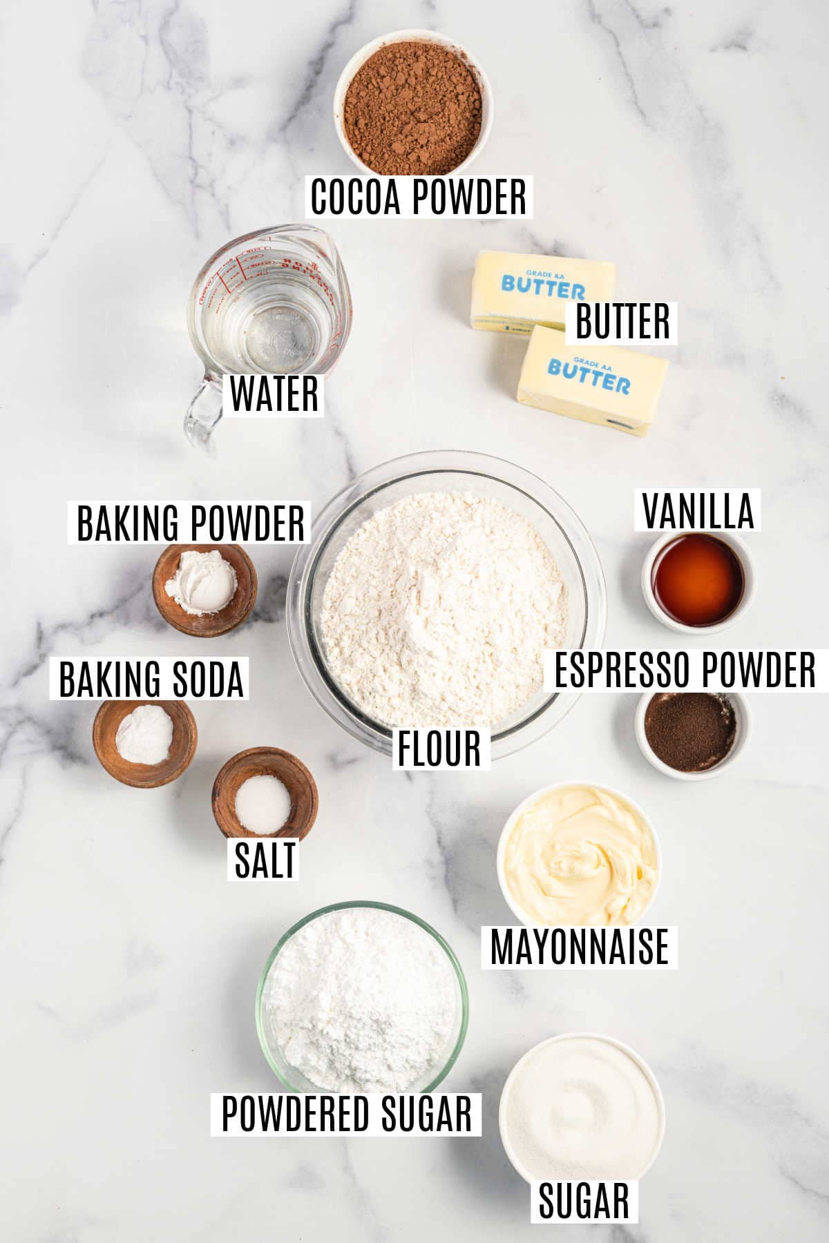 Zutaten, die für die Herstellung eines Schokoladen-Mayonnaise-Kuchens benötigt werden.