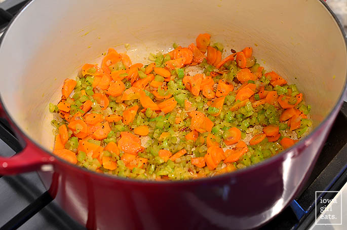 Suppentopf mit sautierten Karotten und Sellerie