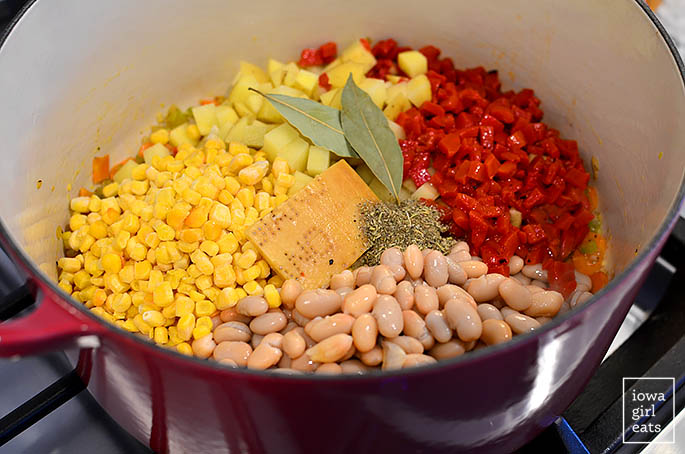Zutaten für das Gemüsesuppenrezept in einem Suppentopf