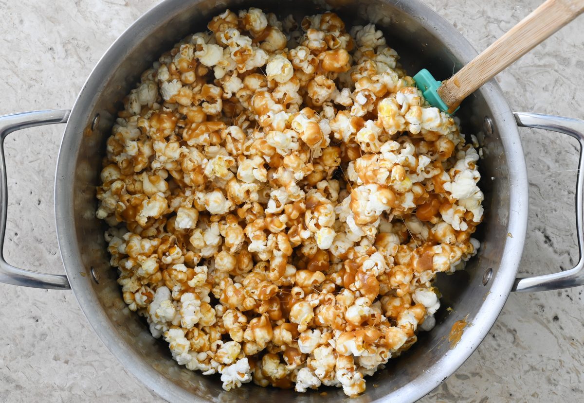Karamell mit Popcorn mischen