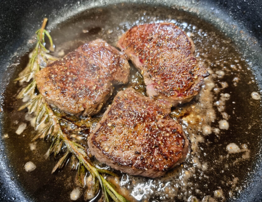 Wie lange soll man ein Steak in den Ofen geben, gebratenes Steak aus Gusseisen?