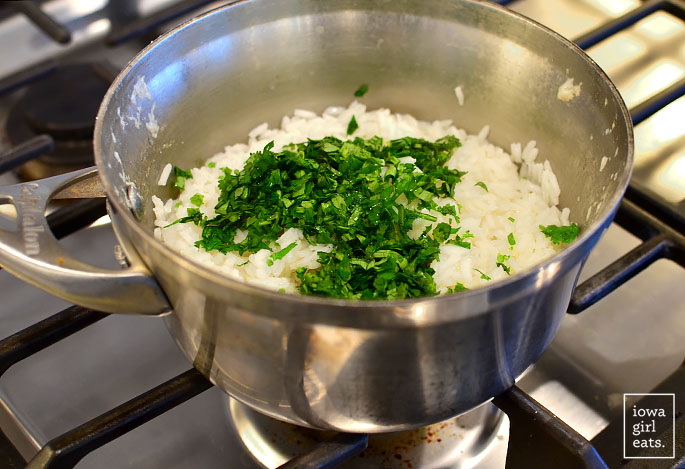 Koriander-Limetten-Reis in einer Pfanne erhitzen