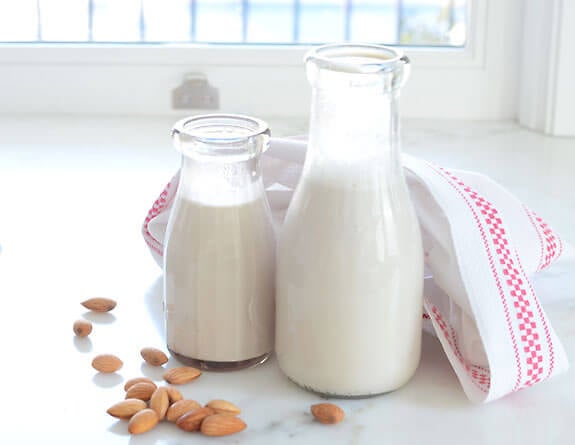 Hausgemachtes Mandelmilch-Paläo-Rezept ohne Milchprodukte