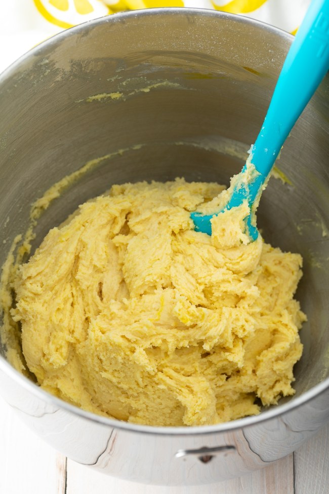 Zitronen-Crinkle-Keksteig in einer großen Rührschüssel vermischen. 