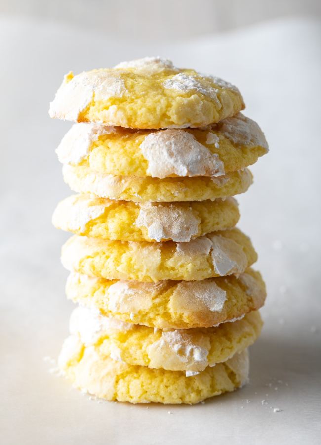 Zitronenkuchenkekse in einem Turm gestapelt. 