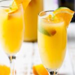 Mimosen mit Prosecco-Champagner und Orangensaft in Flöten.