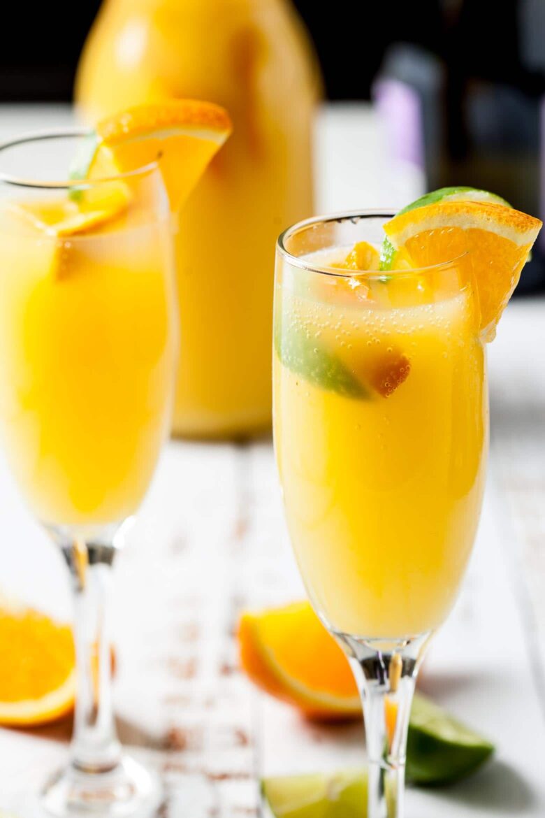 Mimosen mit Prosecco-Champagner und Orangensaft in Flöten. 